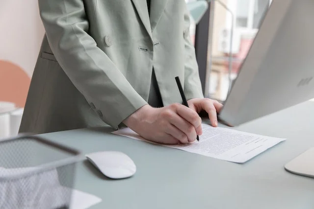 What is an Electronic Contract: Guide and Free Contract Template