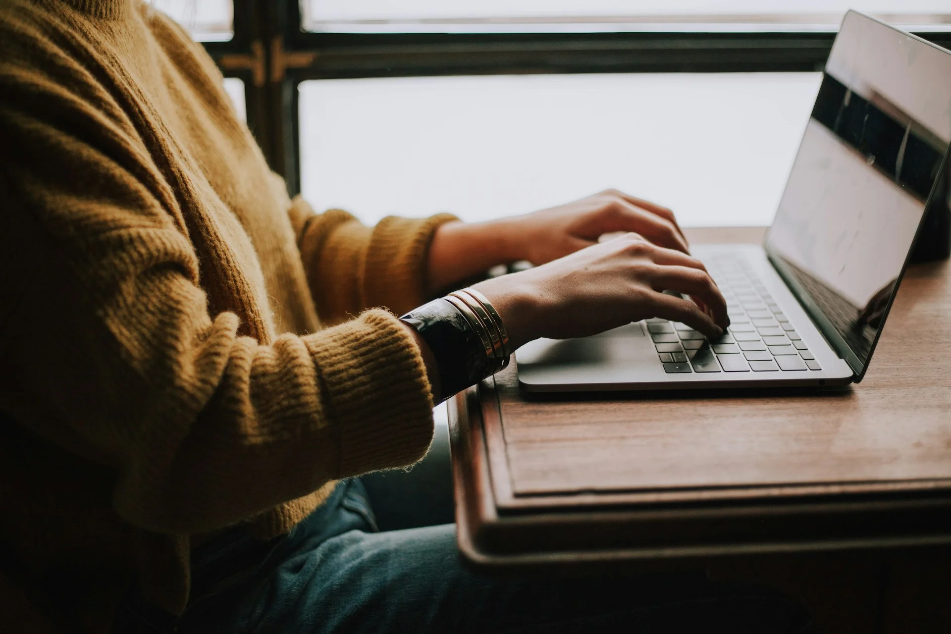 How to Write a Freelance Contract: What Must You Include?